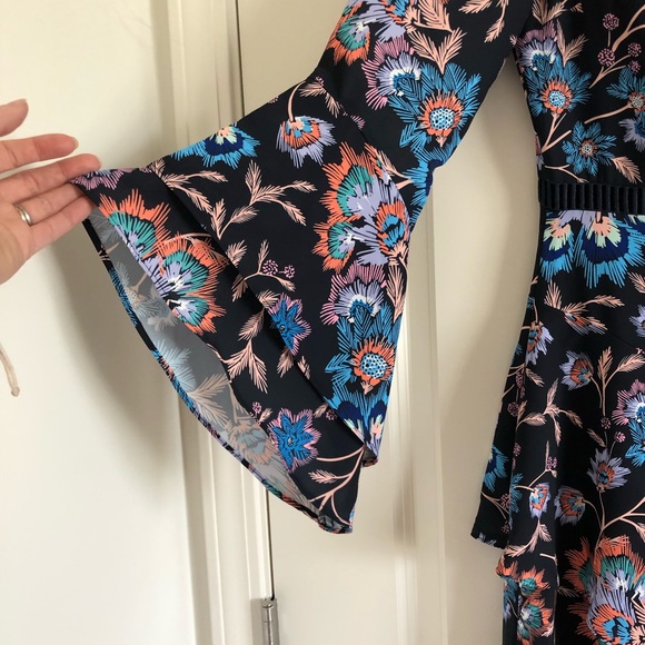 Ella Moon- Bell sleeve dress - Picture 4 of 8